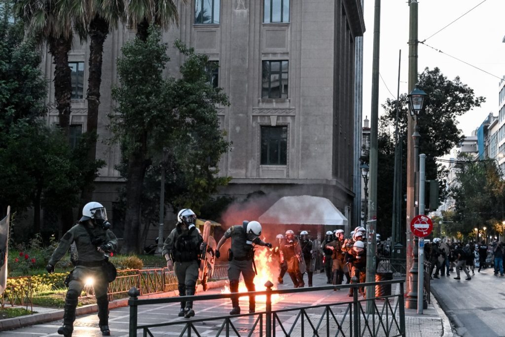 Ναυάγιο στην Πύλο: Επεισόδια στο κέντρο της Αθήνας – Ρίψεις μολότοφ από τους διαδηλωτές, χημικά και κρότου λάμψης η απάντηση της ΕΛ.ΑΣ.