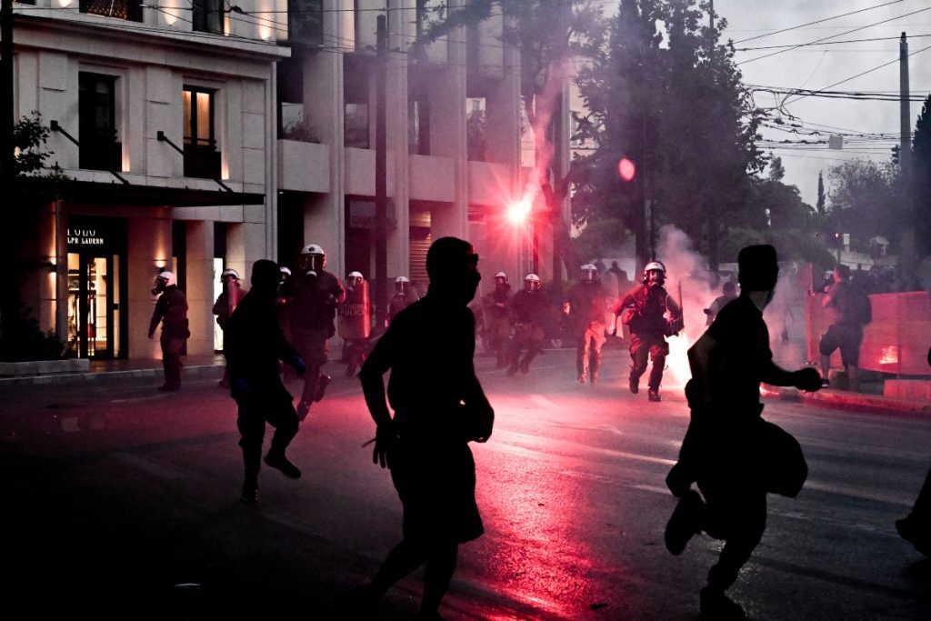 Ναυάγιο στην Πύλο: Ποινική δίωξη σε 21 συλληφθέντες από την πορεία στο Σύνταγμα – Οι κατηγορίες που