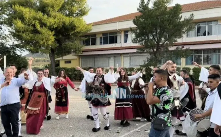 Εκλογές 2023: Με νταούλια, ζουρνάδες και παραδοσιακές στολές πήγαν να ψηφίσουν στο Ευηνοχώρι Μεσολογγίου [βίντεο]