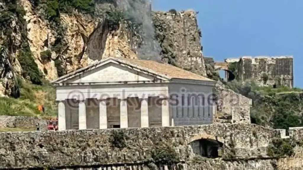 Φωτιά τώρα στο Παλαιό Φρούριο της Κέρκυρας – Βγαίνουν καπνοί από την οροφή της εκκλησίας του Α