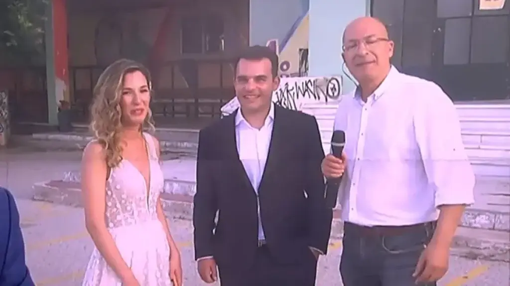Εκλογές 2023: Νεόνυμφο ζευγάρι στην Κηφισιά πήγε να ψηφίσει αμέσως μετά το γαμήλιο γλέντι