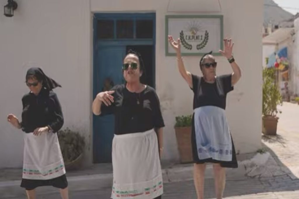 Οι Κρητικές… «Γιαγιάδες» στο κατώφλι της Βουλής – «Προεκλογικό» βίντεο με μπόλικο maestro και 