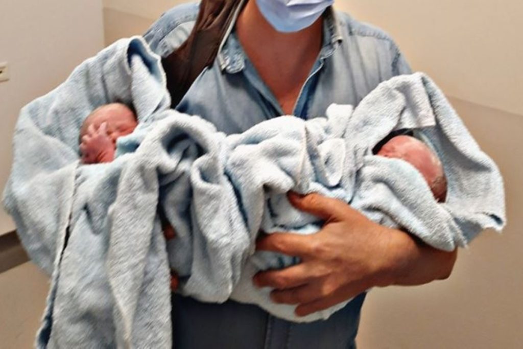 Το ανακοίνωσε και πλέει σε πελάγη ευτυχίας – Γνωστός παρουσιαστής του ΣΚΑΪ απέκτησε δίδυμα
