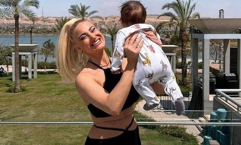 Ιωάννα Τούνη: Ο δημόσιος θηλασμός προκάλεσε «σεισμό» στο twitter