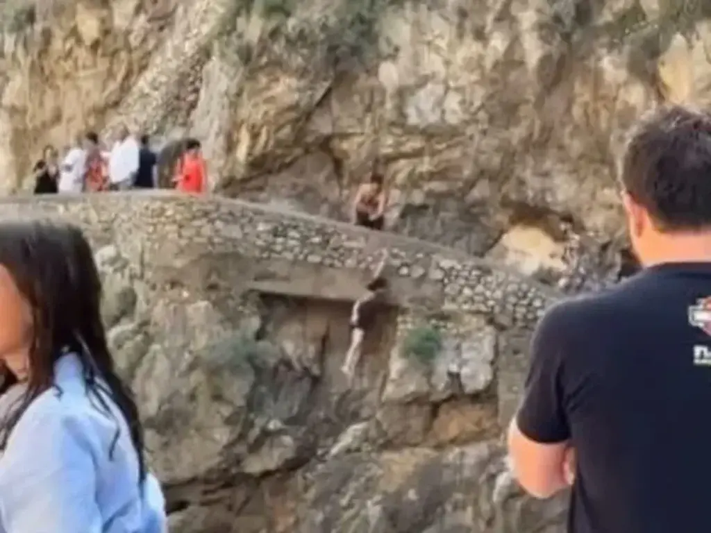 Ιταλία: Σοκαριστικό βίντεο με τουρίστρια που κάνει βουτιά και τσακίζεται στα βράχια