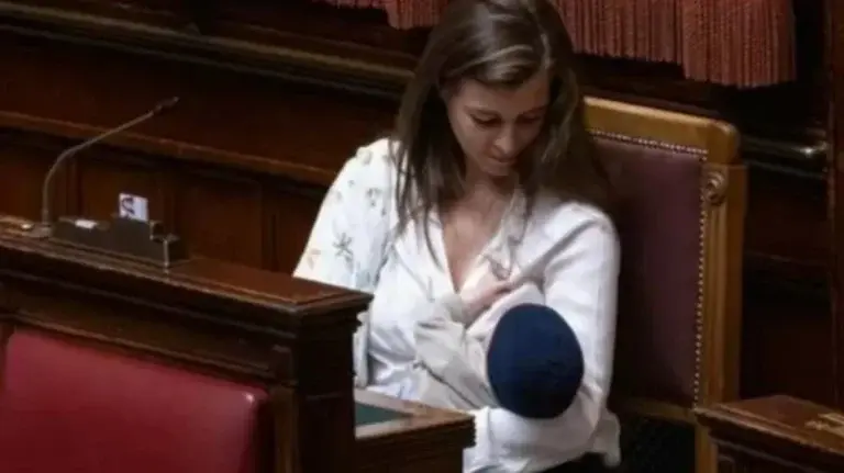Ιταλία: Βουλευτής θήλασε το μωρό της στο κοινοβούλιο
