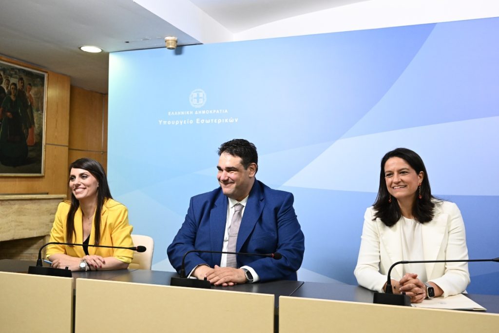 Νέα Κυβέρνηση-Κεραμέως: Τελετή παράδοσης – παραλαβής στο Υπουργείο Εσωτερικών – «Σχεδιάζουμε πολλά» 