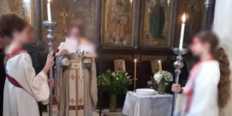 Τέλος η αργία με απόφαση Ιερώνυμου για τον ιερέα που έντυσε κορίτσια παπαδάκια