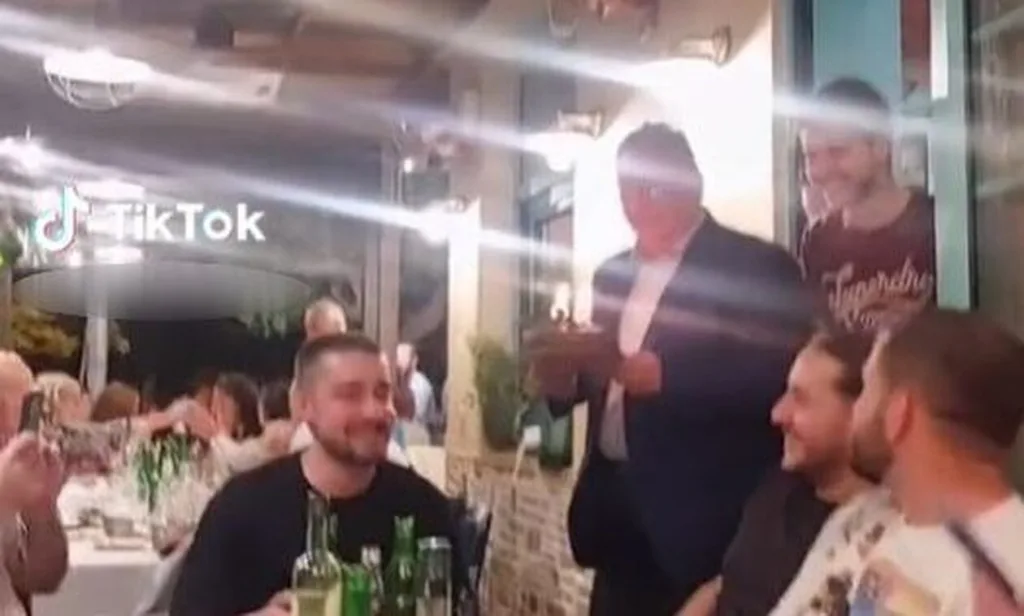 Τρομερός Κουτσούμπας: «Έσκασε» στο τραπέζι 26χρονου που είχε γενέθλια με τούρτα στα χέρια – Το