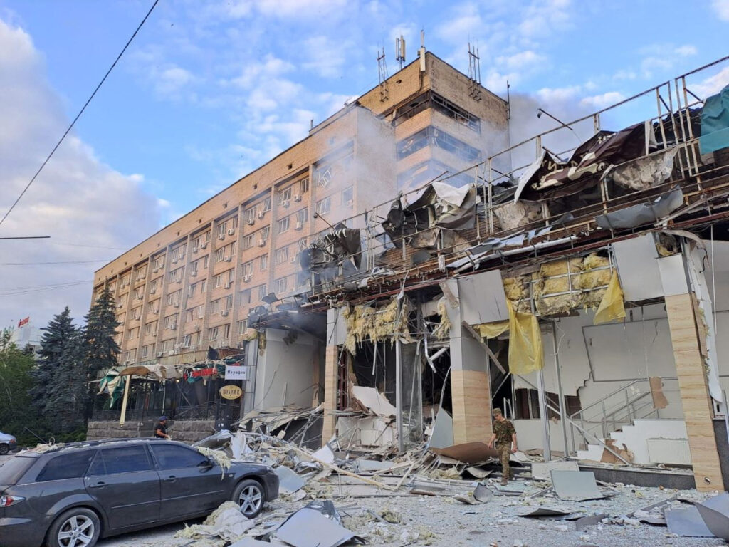 Ουκρανία: Στους 10 οι νεκροί από το πλήγμα στο Κραματόρσκ – Ανάμεσά τους 14χρονες δίδυμες – Βομβαρδισμοί και στο Χάρκοβο