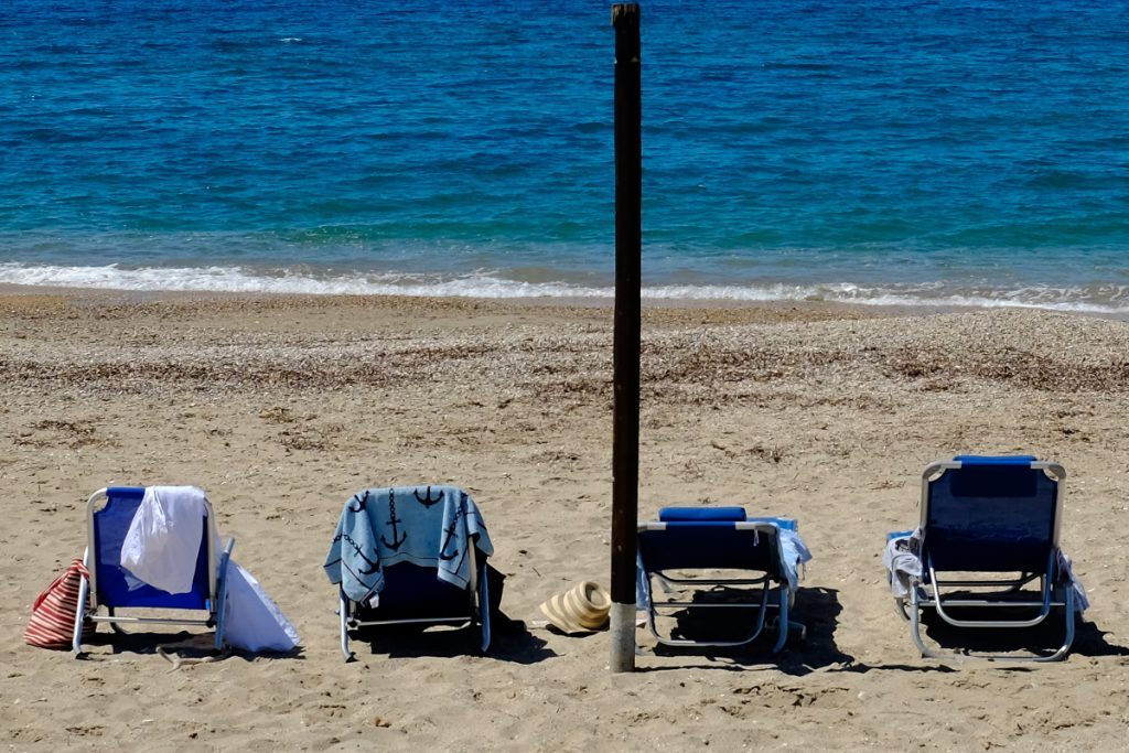 Αττική: Πόσο κοστίζει μια βουτιά στις οργανωμένες παραλίες – Δείτε τις τιμές