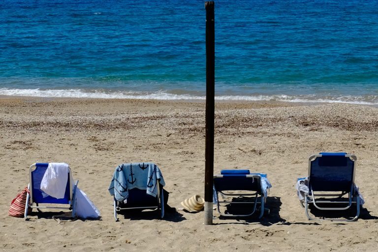 Αττική: Πόσο κοστίζει μια βουτιά στις οργανωμένες παραλίες – Δείτε τις τιμές