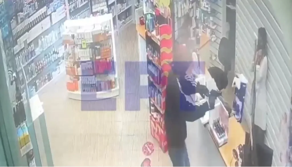 Νέα Ιωνία: Ληστής,μέλος συμμορίας, απείλησε με όπλο φαρμακοποιό – Δείτε βίντεο