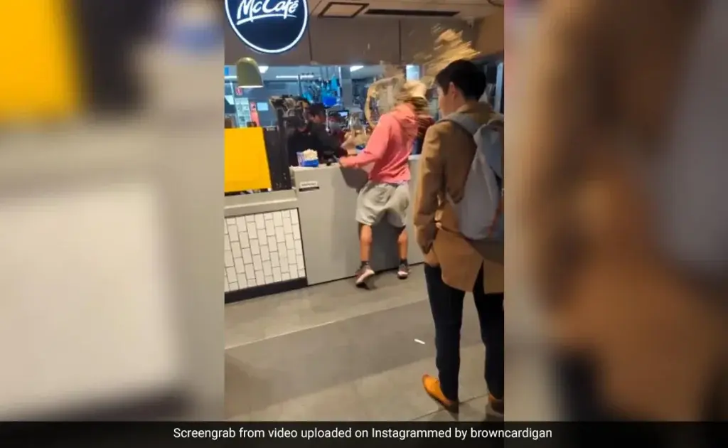 Πανικός στα McDonald’s: Υπάλληλος πέταξε αναψυκτικό στο πρόσωπο πελάτη [βίντεο]