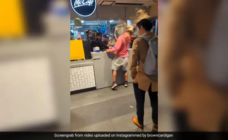 Πανικός στα McDonald’s: Υπάλληλος πέταξε αναψυκτικό στο πρόσωπο πελάτη [βίντεο]