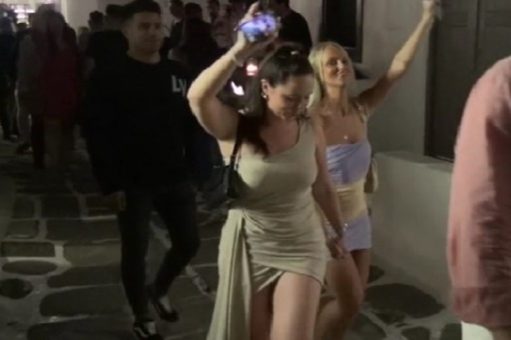 Τριήμερο Αγίου Πνεύματος: Επιτέλους Μυκονοοος – Μίνι, εκκεντρικές εμφανίσεις και όλοι τα χέρια πάνω 