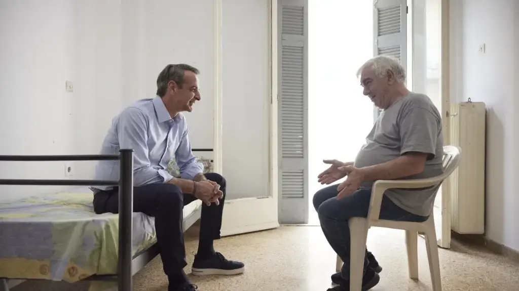 Ο Μητσοτάκης συζητά με πρώην άστεγο: «Άλλο να είσαι μέσα σε σπίτι και άλλο στο λιμάνι, εκτεθειμένος»