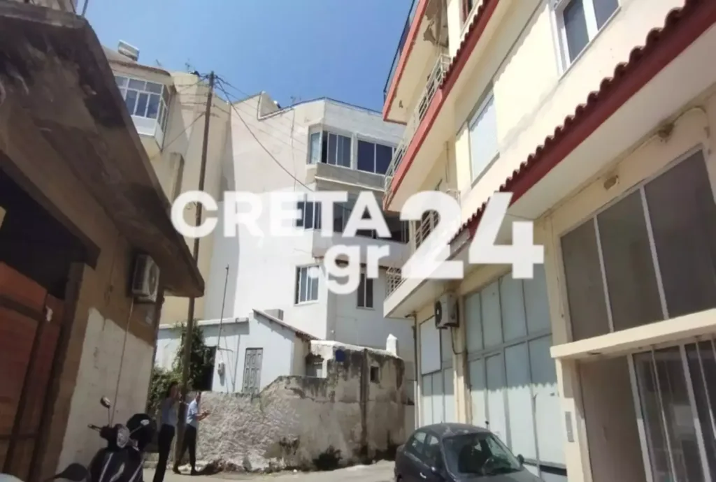 Πανικός στο Ηράκλειο: Τμήμα μπαλκονιού κατέρρευσε και έπεσε πάνω σε παιδιά [εικόνες]