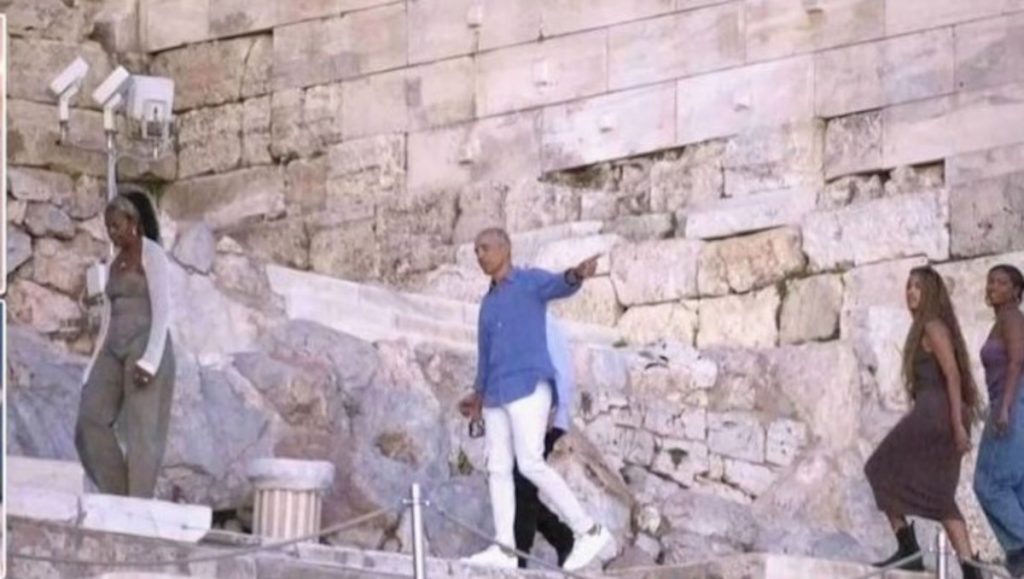 Η «prive» ξενάγηση των Ομπάμα στον Ιερό Βράχο της Ακρόπολης [Βίντεο]