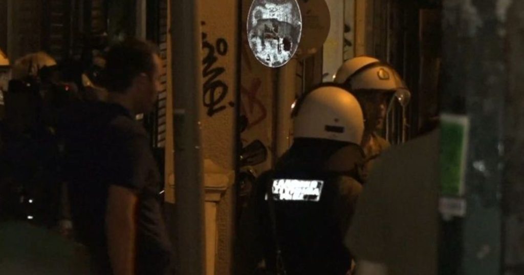 Επίθεση στα γραφεία του ΠΑΣΟΚ στην Χαριλάου Τρικούπη – Δείτε βίντεο