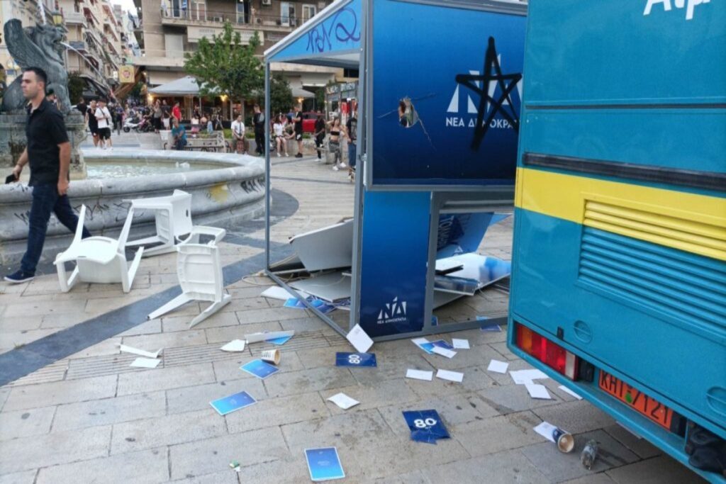 Ναυάγιο στην Πύλο: Ζημιές σε περίπτερο της ΝΔ – Η ανακοίνωση του κόμματος [βίντεο]