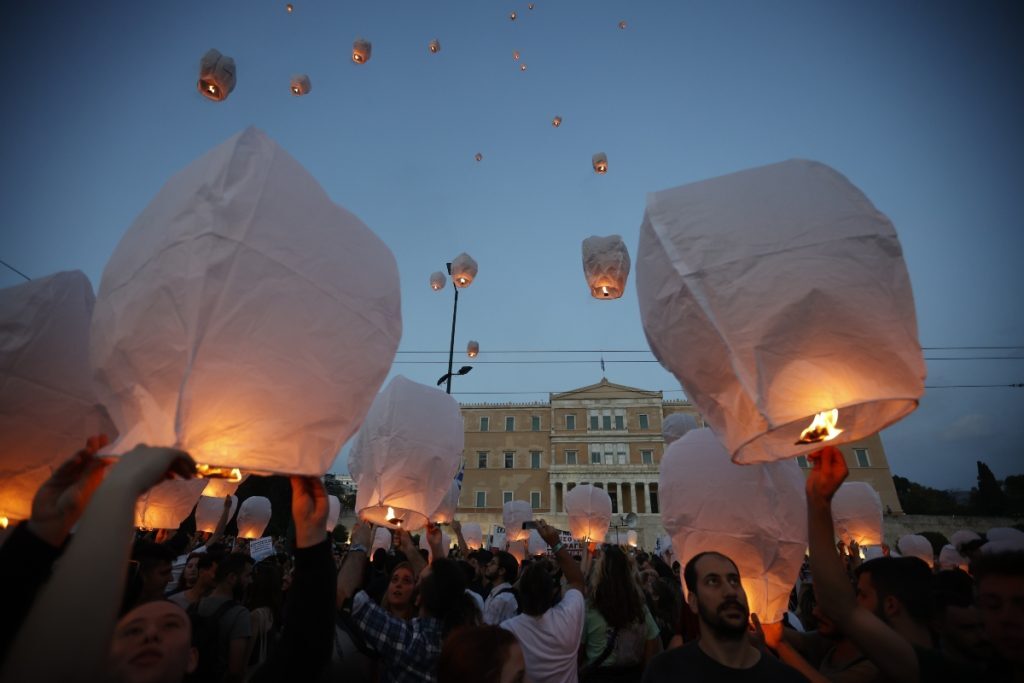 Ναυάγιο στην Πύλο: Δεκάδες φαναράκια στον ουρανό της Αττικής για τα θύματα της τραγωδίας