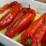 Γεμιστές πιπεριές με μαλακά τυριά – Το τέλειο μεζεδάκι για μπύρα ή λευκό κρασί