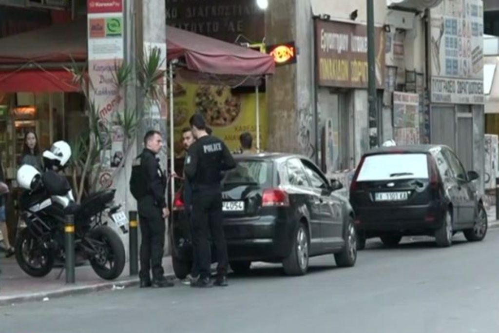 Άγρια συμπλοκή στην πλατεία Βάθης – Ένας νεκρός μετά από μαχαιριά στο λαιμό [βίντεο]