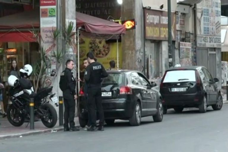 Άγρια συμπλοκή στην πλατεία Βάθης – Ένας νεκρός μετά από μαχαιριά στο λαιμό [βίντεο]
