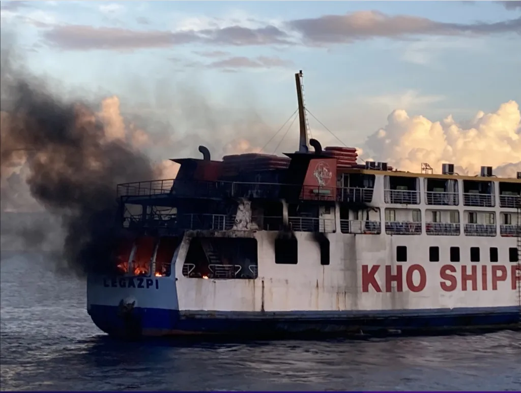 Φιλιππίνες: Μεγάλη φωτιά ξέσπασε σε πλοίο – Σε εξέλιξη επιχείρηση διάσωσής τους [Βίντεο]