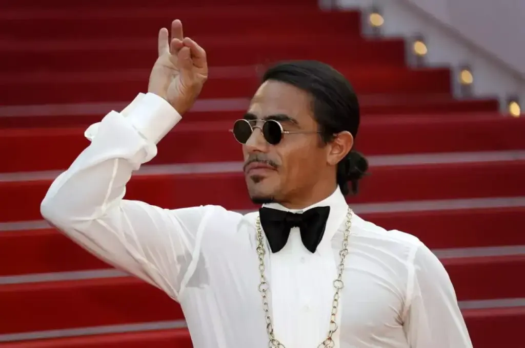 «Λουκέτο» στο μπεργκεράδικο του Τούρκου Salt Bae  – Γιατί ανακηρύχθηκε «το χειρότερο εστιατόρι