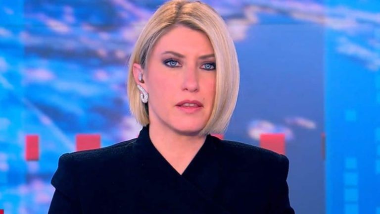 Σία Κοσιώνη: Οι έξαλλοι πανηγυρισμοί στο γήπεδο με τον γιο της, μετά την νίκη της εθνικής ομάδας μπάσκετ