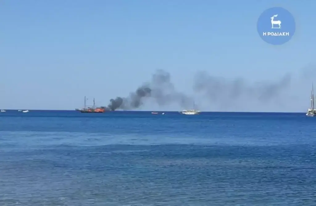 Ρόδος: Συναγερμός στο λιμενικό για φωτιά σε τουριστικό πλοιάριο
