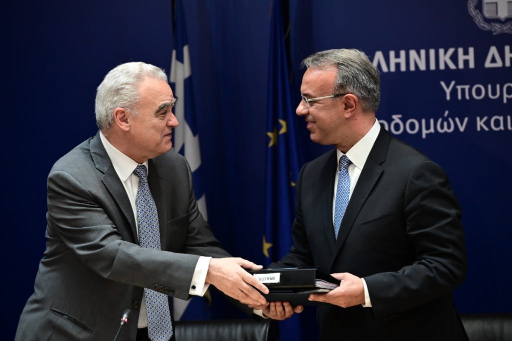 Σταϊκούρας: Τελετή παράδοσης – παραλαβής στο Υπουργείο Μεταφορών – «Προσδοκώ ότι θα ανταποκριθ
