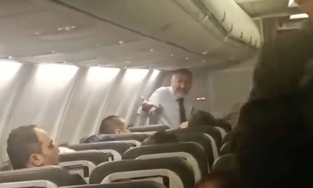Τουρκία: Εκνευρίστηκε ο υπουργός Οικονομικών σε πτήση – «Τι είναι το αεροπλάνο; Λεωφορείο που 