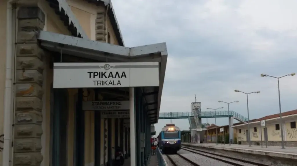 Τρίκαλα: Η ομάδα ΔΙΑΣ συνέλαβε ηλικιωμένη που έκοβε με… τανάλια την περίφραξη των γραμμών του ΟΣΕ