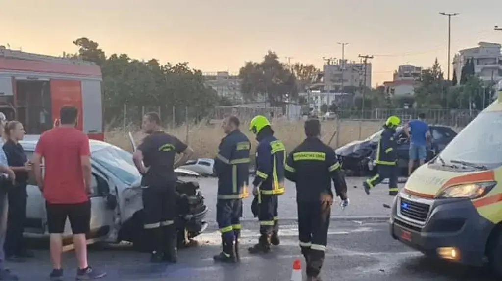 Τροχαίο στη Βούλα τα ξημερώματα του Σαββάτου – Δύο τραυματίες απεγκλώβισε η Πυροσβεστική