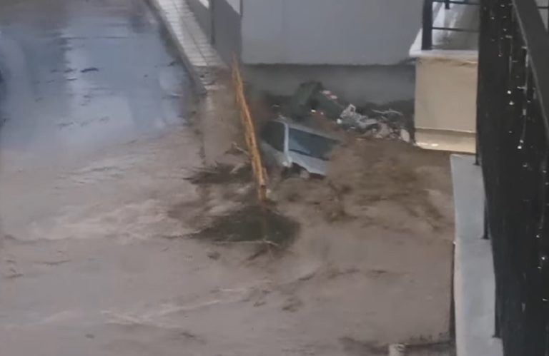 Καιρός – Θεσσαλονίκη: Χείμαρρος καταπίνει αυτοκίνητο στην Πολίχνη