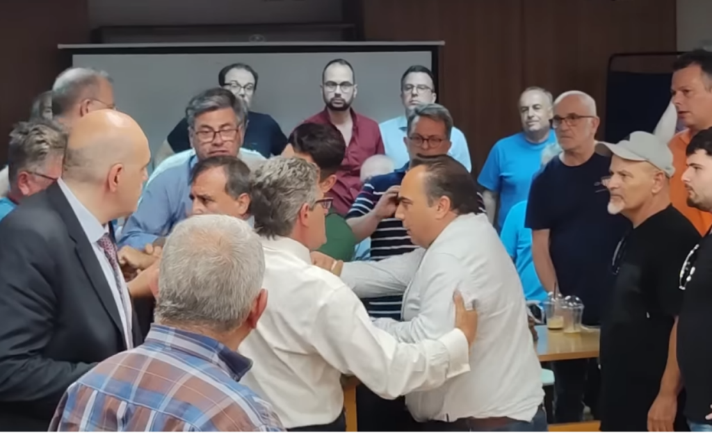 Πιάστηκαν στα χέρια στο δημοτικό συμβούλιο της Κορίνθου – Δείτε το βίντεο