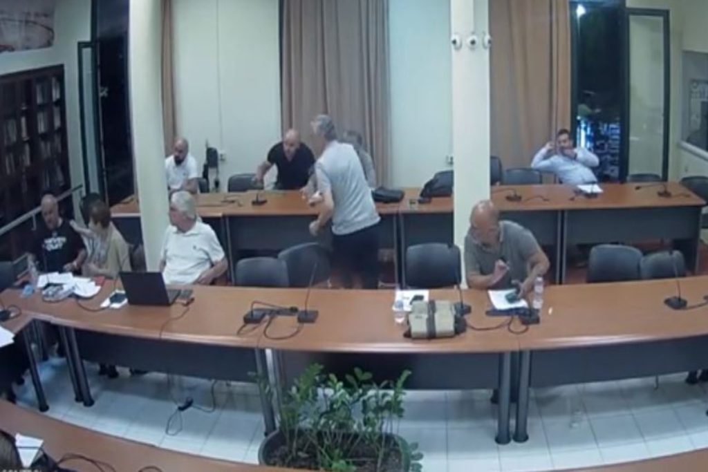 Χίος: Δημοτικός σύμβουλος κατέρρευσε την ώρα της συνεδρίασης – Δεν υπήρχε ασθενοφόρο να τον μεταφέρε