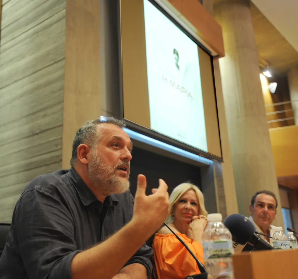 «Μια στιγμή. Η Μαρία»