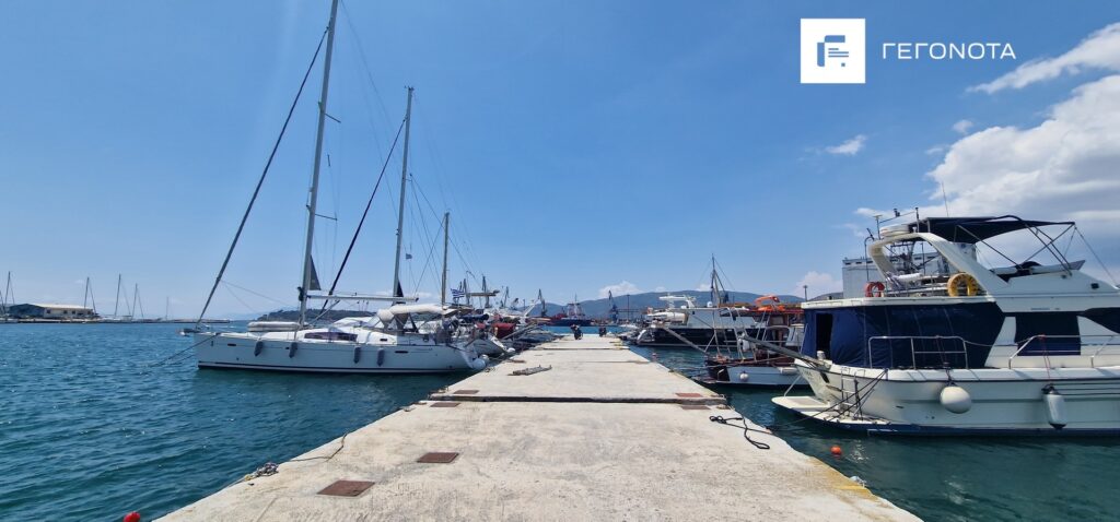 Βόλος: Στον βυθό του λιμανιού κατέληξε σκάφος –Εξιτήριο για τον ιδιοκτήτη & ανέλκυσή του [βίντεο]
