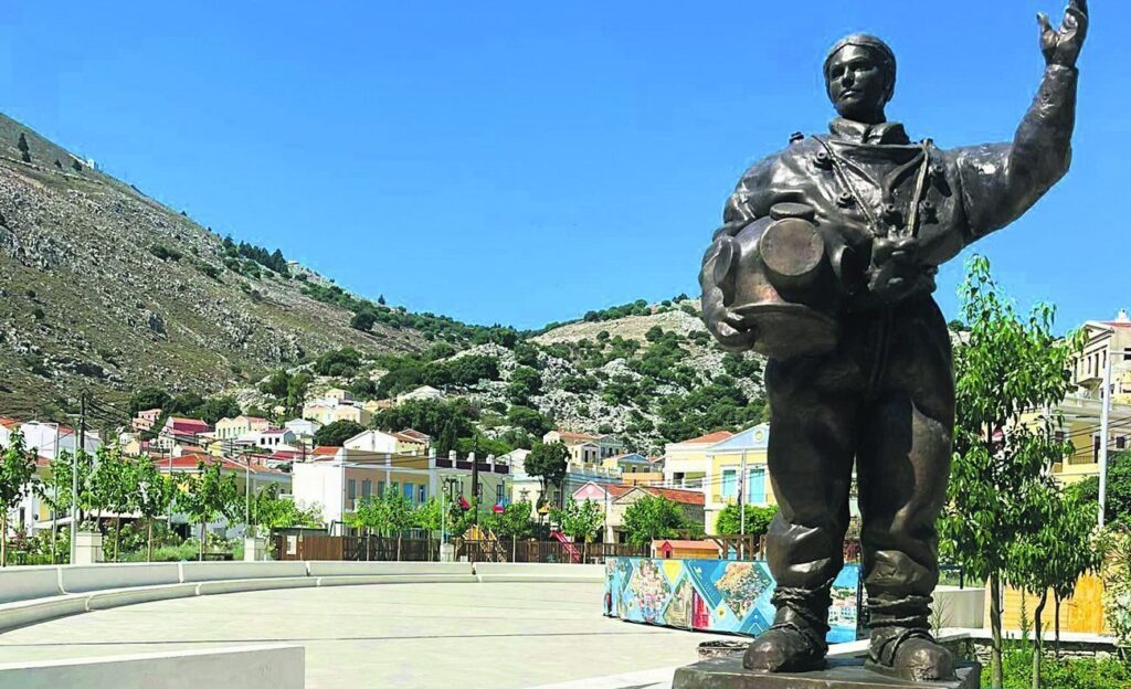 Η πρώτη δύτρια με σκάφανδρο – Ένα διαφορετικό άγαλμα στο λιμάνι της Σύμης