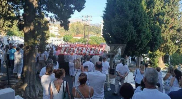 Θρήνησε όλη η Πάτρα- Όλοι στα λευκά στην κηδεία της 14χρονης Χριστίνας [εικόνες]