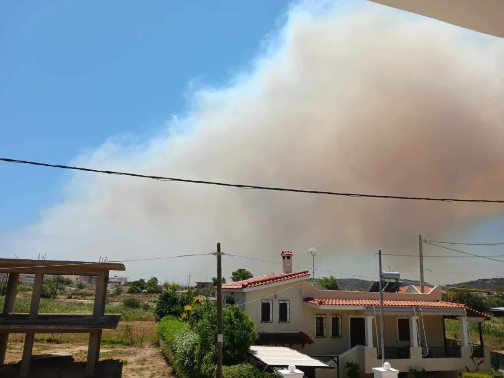 Φωτιά τώρα: Εντολή εκκένωσης σε Λαγονήσι, Σαρωνίδα, Ανάβυσσο