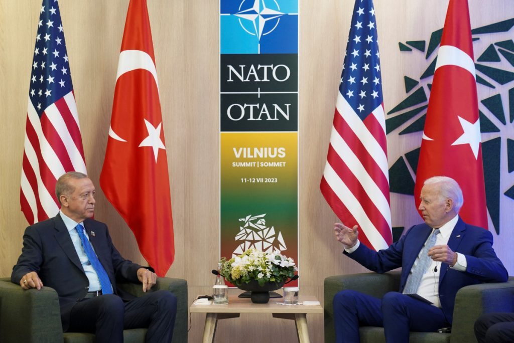 Σύνοδος Κορυφής ΝΑΤΟ: Ολοκληρώθηκε η συνάντηση Μπάιντεν – Ερντογάν – Ο «θερμός» διάλογος