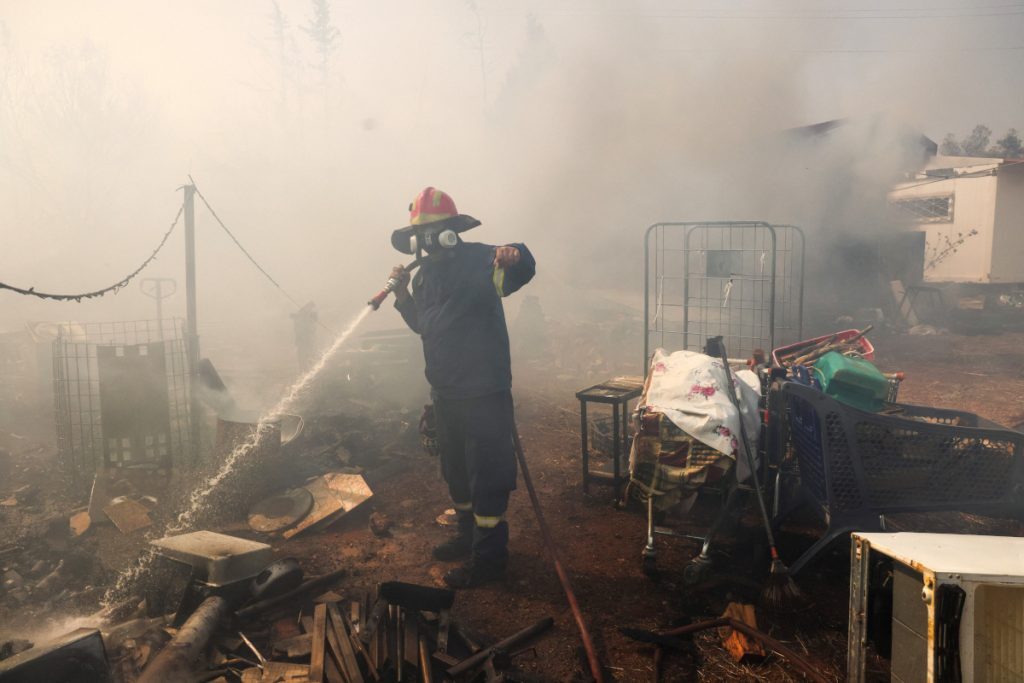 Φωτιά: Αναζωπυρώσεις στα Δερβενοχώρια – Σε ύφεση τα πύρινα μέτωπα σε Λουτράκι και Ρόδο