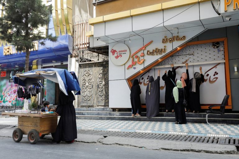 Ταλιμπάν: Κλείνουν χιλιάδες ινστιτούτα αισθητικής στο Αφγανιστάν