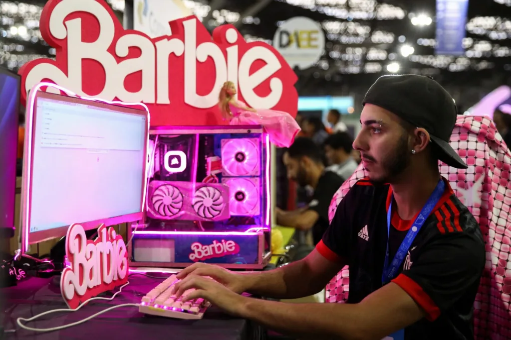 Barbie mania: Το ροζ χρώμα κατακλύζει τον κόσμο και σπάει ταμεία