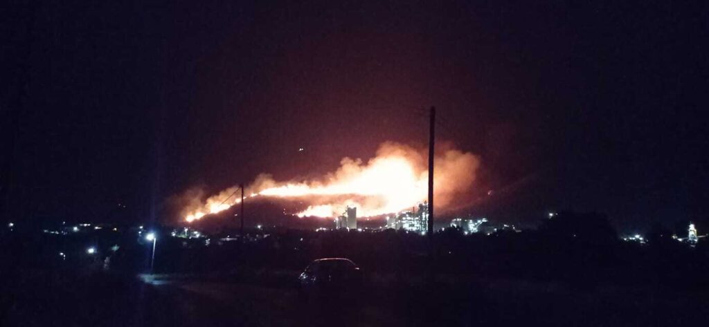 Φωτιά στο Αλιβέρι: Καλύτερη η εικόνα, απογειώθηκαν εναέρια μέσα – Συνελήφθη 75χρονος